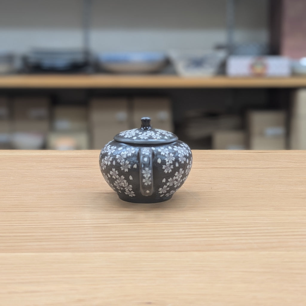 舜園 黒泥丸形印籠桜彫 後手急須 – 浅草やま𠮷