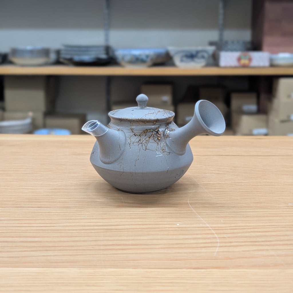 作家　陶芸作家　焼き〆　急須　取手がコロンと可愛い急須　工芸品 雪月 焼〆藻がけ珠型 急須 – 浅草やま𠮷
