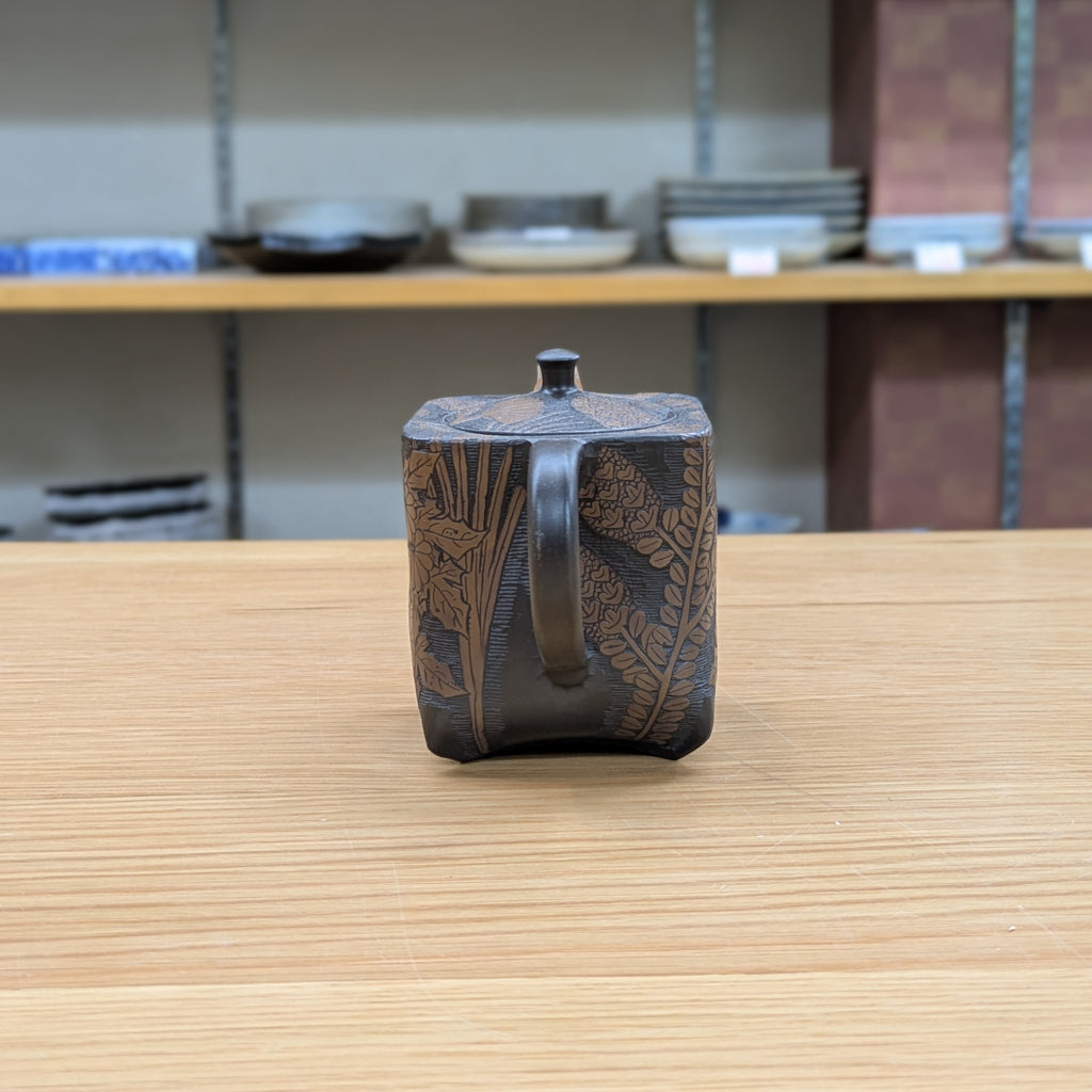 舜園 黒泥野草彫 後手急須 – 浅草やま𠮷