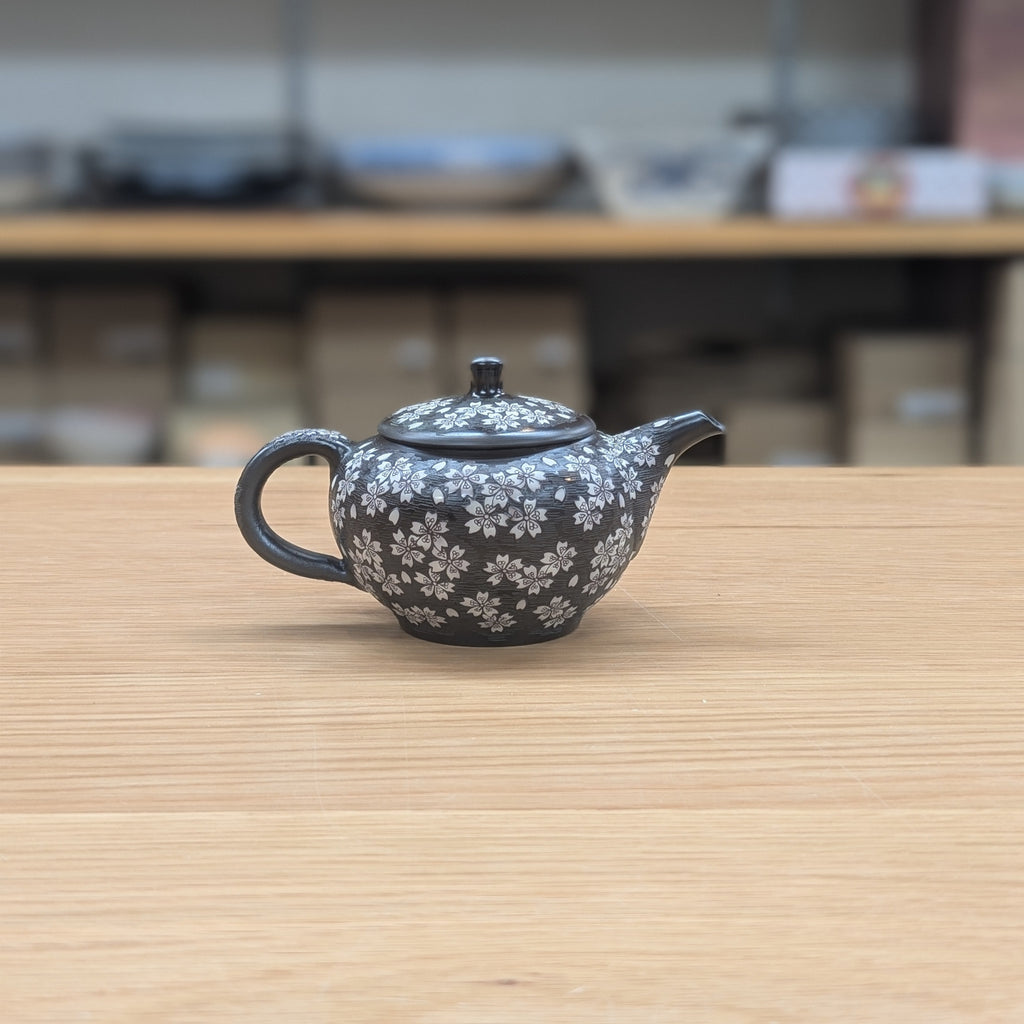 舜園 黒泥丸形印籠桜彫 後手急須 – 浅草やま𠮷