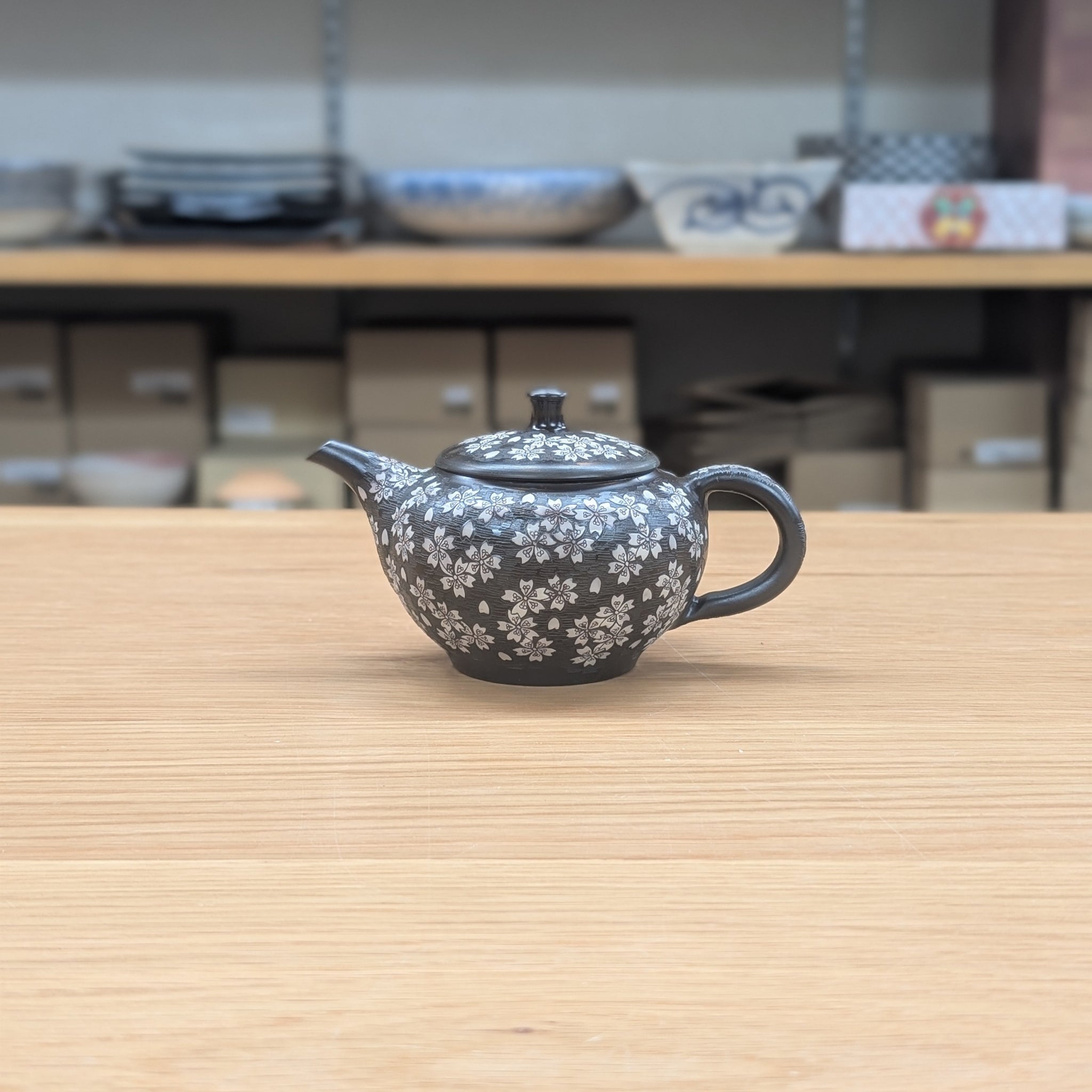 一家长期建立的日本陶器商店，从生命餐具中处理作家 – 浅草やま𠮷