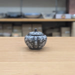 舜園　黒泥丸形印籠桜彫　後手急須