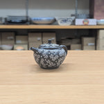 舜園　黒泥丸形印籠桜彫　後手急須