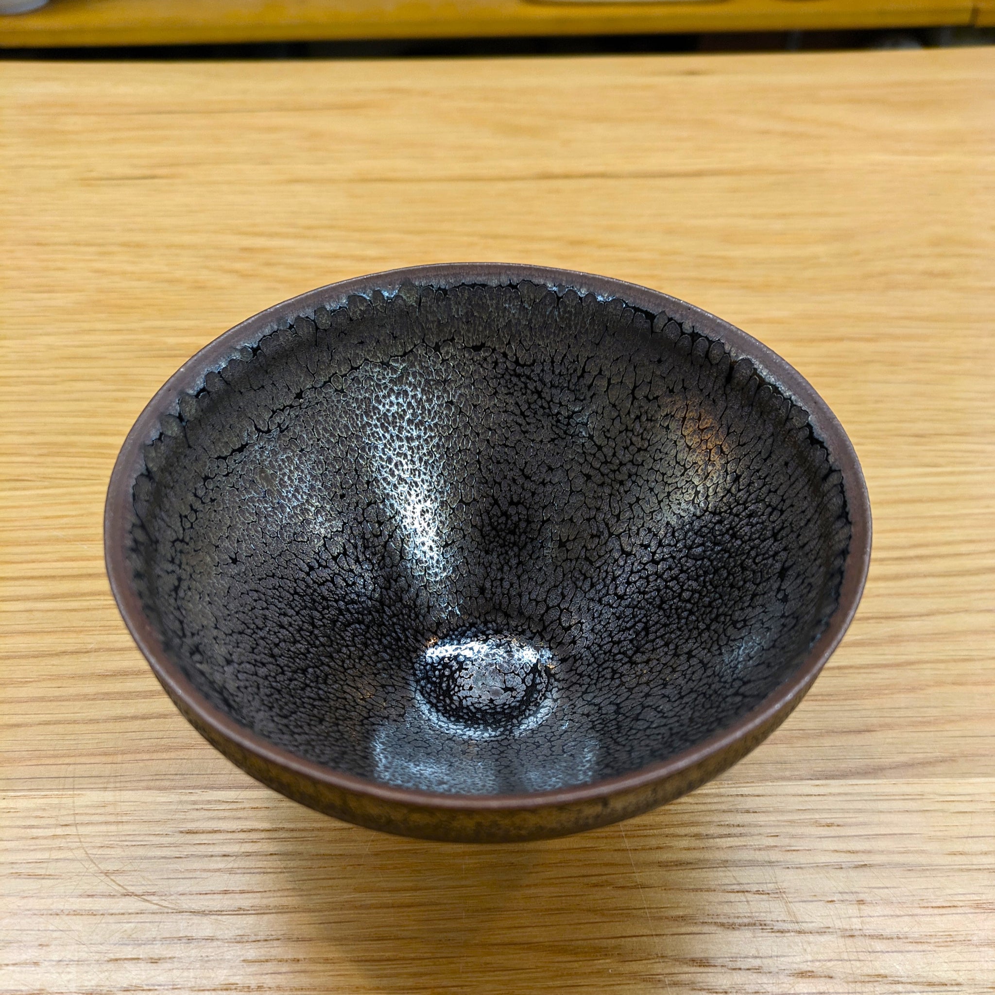 鎌田幸二 窯変油滴天目 抹茶碗 – 浅草やま𠮷 鎌田幸二 窯変油滴天目 抹茶碗 – 浅草やま𠮷